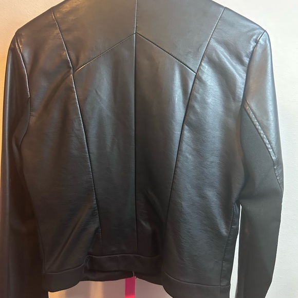 28. Guess jacket. Size M 100% polyester - Picture 3 of 3